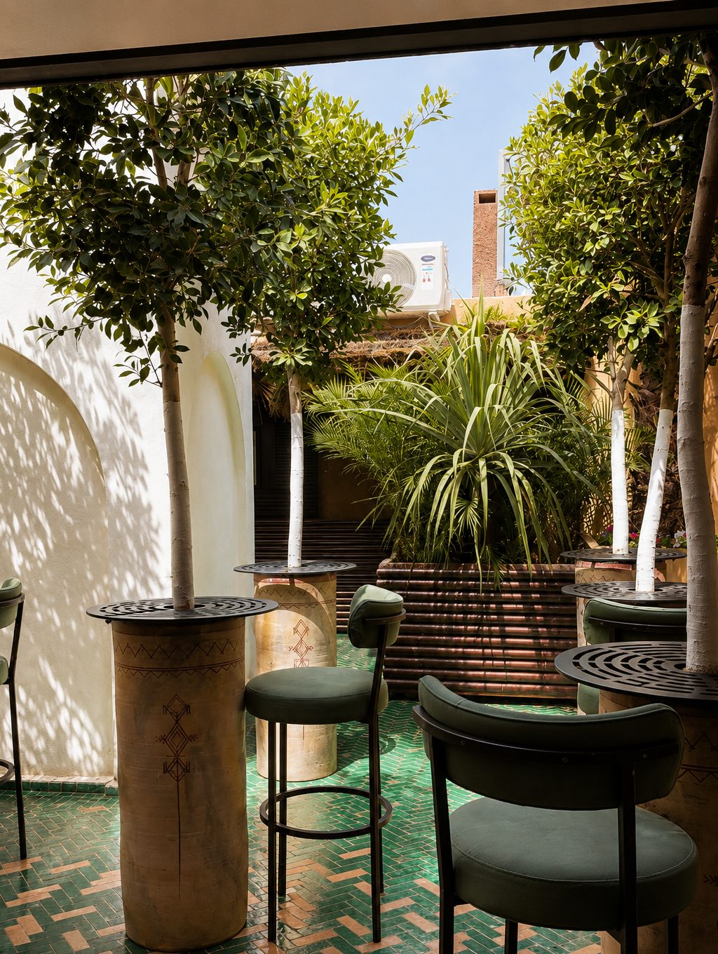 Mobilier d'extérieur sur mesure sur une terrasse végétalisée – MF Interiors Marrakech