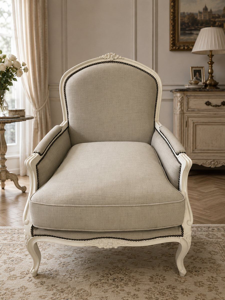 Fauteuil de style Louis XV restauré et retapissé par MF Interiors