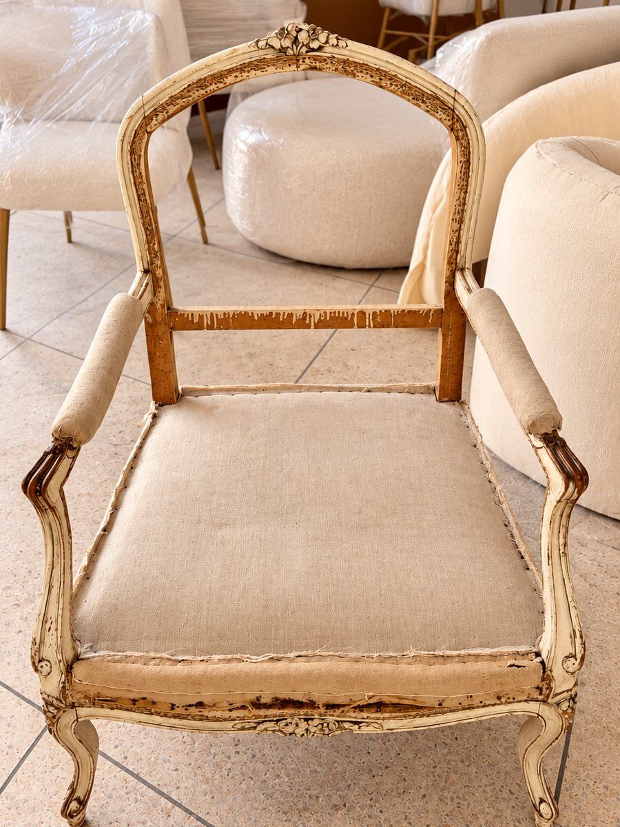 Fauteuil ancien de style Louis XV avant restauration