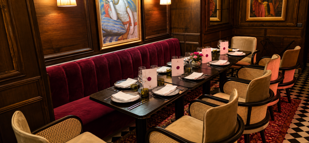 Banquette en velours bordeaux, tables et fauteuils cannés sur mesure pour un restaurant